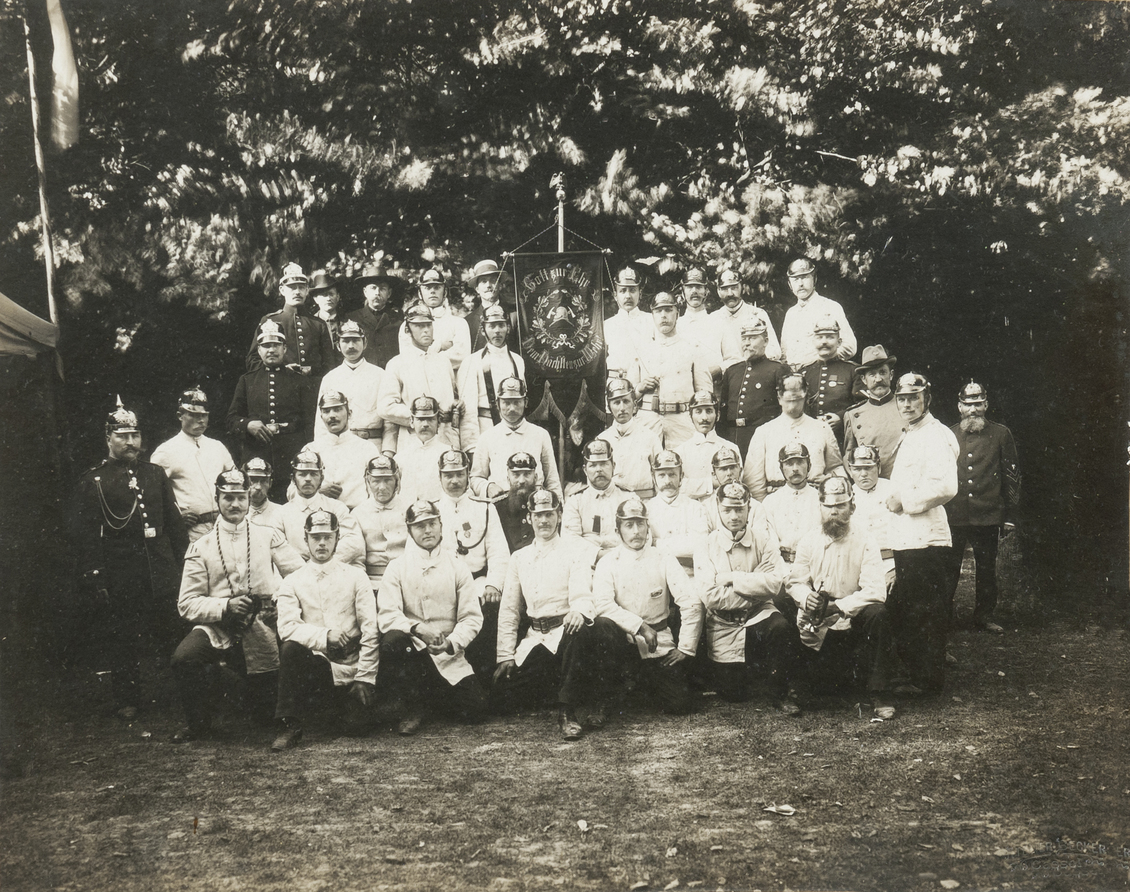 Das älteste vorhandene Foto: Fahnenweihe 1911