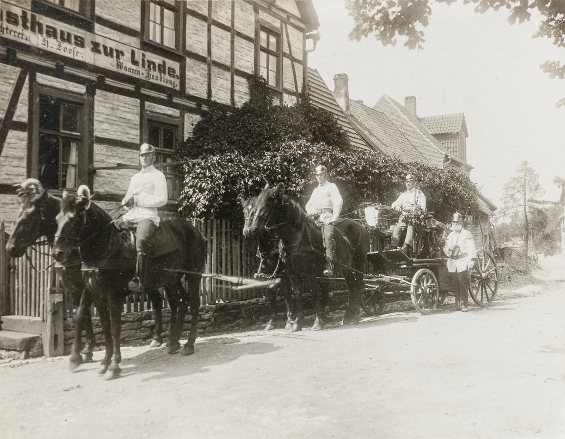 Die Breunaer Hand-Druckspritze 1924 vor dem „Gasthaus zur Linde“, später „Ratsschänke“