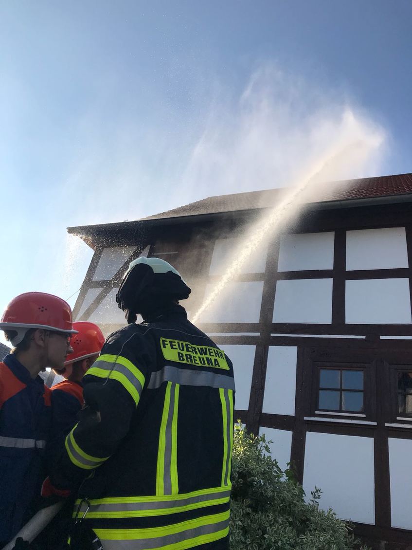 Jugendfeuerwehr bei einer Löschübung